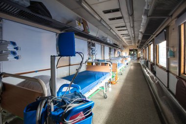 Lviv, Ukrayna - 26 Nisan 2022: MSF ve Ukrzaliznytsia 'nın yeniden donatılmış tıbbi treni