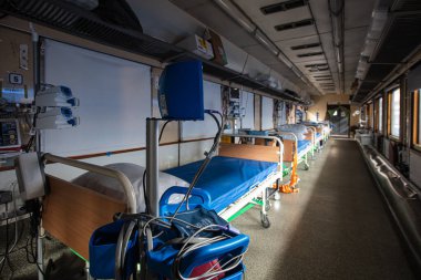 Lviv, Ukrayna - 26 Nisan 2022: MSF ve Ukrzaliznytsia 'nın yeniden donatılmış tıbbi treni