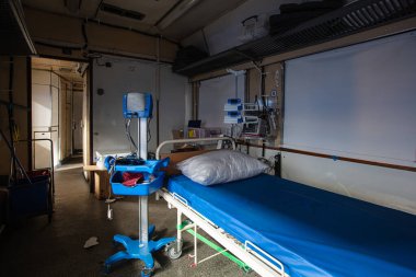 Lviv, Ukrayna - 26 Nisan 2022: MSF ve Ukrzaliznytsia 'nın yeniden donatılmış tıbbi treni