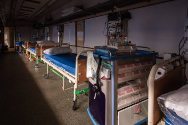 Lviv, Ukrayna - 26 Nisan 2022: MSF ve Ukrzaliznytsia 'nın yeniden donatılmış tıbbi treni