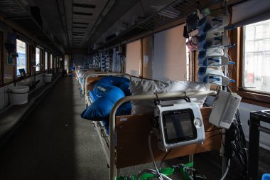 Lviv, Ukrayna - 26 Nisan 2022: MSF ve Ukrzaliznytsia 'nın yeniden donatılmış tıbbi treni