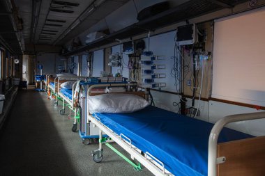 Lviv, Ukrayna - 26 Nisan 2022: MSF ve Ukrzaliznytsia 'nın yeniden donatılmış tıbbi treni