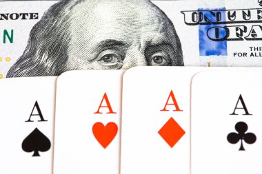 100 dolarlık banknotta dört as, kazanç ve kumarhane kavramı.