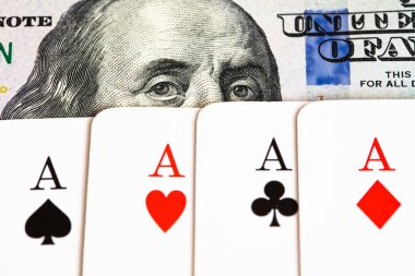 100 dolarlık banknotta dört as, kazanç ve kumarhane kavramı.