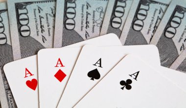 100 dolarlık banknotta dört as, kazanç ve kumarhane kavramı.