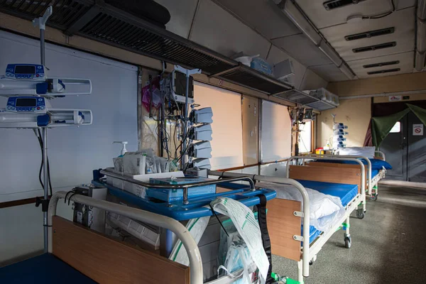 Lviv, Ukrayna - 26 Nisan 2022: MSF ve Ukrzaliznytsia 'nın yeniden donatılmış tıbbi treni