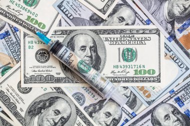 İçinde 100 dolarlık banknotlar bulunan şırınga.