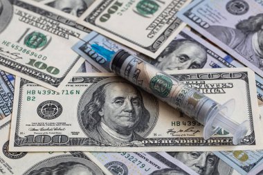 İçinde 100 dolarlık banknotlar bulunan şırınga.