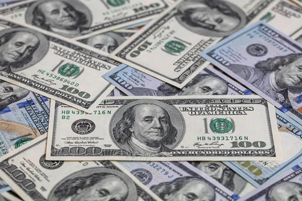 Tasarım amacı için rastgele 100 dolarlık banknotlar döşedi