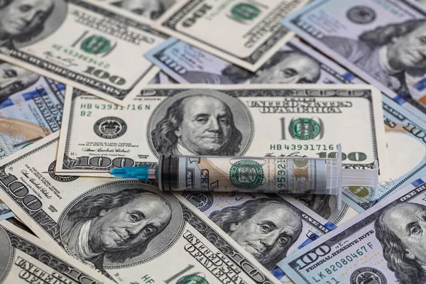 İçinde 100 dolarlık banknotlar bulunan şırınga.