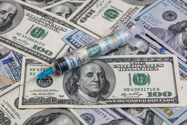 İçinde 100 dolarlık banknotlar bulunan şırınga.