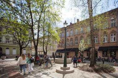 Lviv, Ukrayna - 1 Mayıs 2022: Lviv, Ukrayna 'daki Koliivshyna Meydanı Çeşmesi