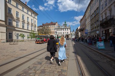 Lviv, Ukrayna - 1 Mayıs 2022: Peple, Lviv Ukrayna 'daki Market Meydanı' nda Yürüyor