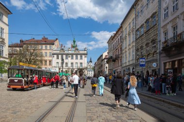 Lviv, Ukrayna - 1 Mayıs 2022: Peple, Lviv Ukrayna 'daki Market Meydanı' nda Yürüyor