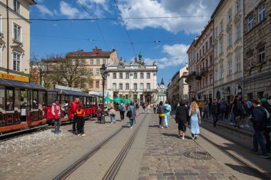 Lviv, Ukrayna - 1 Mayıs 2022: Peple, Lviv Ukrayna 'daki Market Meydanı' nda Yürüyor