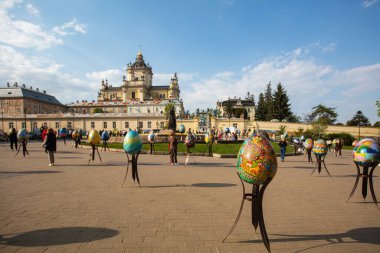 Lviv, Ukrayna - 3 Mayıs 2022: Paskalya yumurtası (pysanka) sergisi St. George Katedrali yakınlarındaki Lviv 'de
