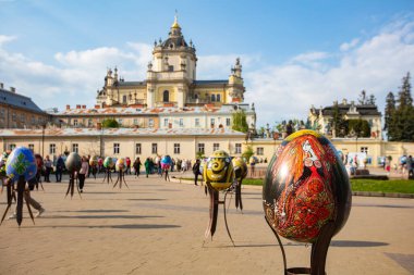 Lviv, Ukrayna - 3 Mayıs 2022: Paskalya yumurtası (pysanka) sergisi St. George Katedrali yakınlarındaki Lviv 'de