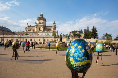 Lviv, Ukrayna - 3 Mayıs 2022: Paskalya yumurtası (pysanka) sergisi St. George Katedrali yakınlarındaki Lviv 'de
