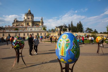 Lviv, Ukrayna - 3 Mayıs 2022: Paskalya yumurtası (pysanka) sergisi St. George Katedrali yakınlarındaki Lviv 'de