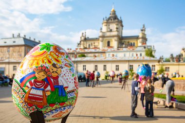 Lviv, Ukrayna - 3 Mayıs 2022: Paskalya yumurtası (pysanka) sergisi St. George Katedrali yakınlarındaki Lviv 'de