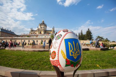 Lviv, Ukrayna - 3 Mayıs 2022: Paskalya yumurtası (pysanka) sergisi St. George Katedrali yakınlarındaki Lviv 'de