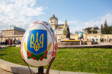 Lviv, Ukrayna - 3 Mayıs 2022: Paskalya yumurtası (pysanka) sergisi St. George Katedrali yakınlarındaki Lviv 'de