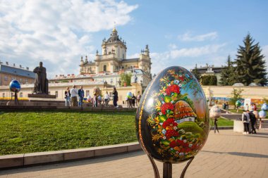 Lviv, Ukrayna - 3 Mayıs 2022: Paskalya yumurtası (pysanka) sergisi St. George Katedrali yakınlarındaki Lviv 'de