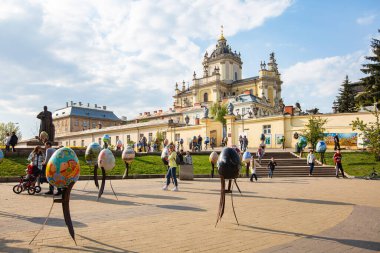 Lviv, Ukrayna - 3 Mayıs 2022: Paskalya yumurtası (pysanka) sergisi St. George Katedrali yakınlarındaki Lviv 'de