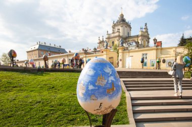 Lviv, Ukrayna - 3 Mayıs 2022: Paskalya yumurtası (pysanka) sergisi St. George Katedrali yakınlarındaki Lviv 'de
