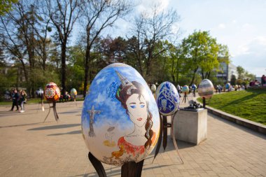 Lviv, Ukrayna - 3 Mayıs 2022: Paskalya yumurtası (pysanka) sergisi St. George Katedrali yakınlarındaki Lviv 'de
