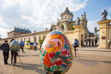 Lviv, Ukrayna - 3 Mayıs 2022: Paskalya yumurtası (pysanka) sergisi St. George Katedrali yakınlarındaki Lviv 'de