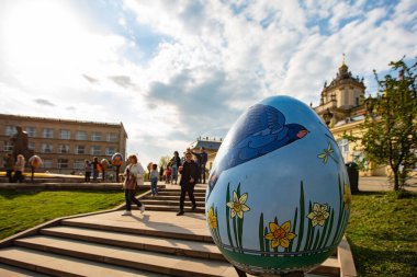 Lviv, Ukrayna - 3 Mayıs 2022: Paskalya yumurtası (pysanka) sergisi St. George Katedrali yakınlarındaki Lviv 'de