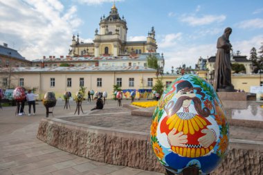 Lviv, Ukrayna - 3 Mayıs 2022: Paskalya yumurtası (pysanka) sergisi St. George Katedrali yakınlarındaki Lviv 'de