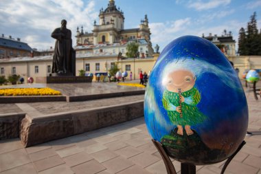 Lviv, Ukrayna - 3 Mayıs 2022: Paskalya yumurtası (pysanka) sergisi St. George Katedrali yakınlarındaki Lviv 'de