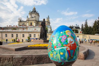Lviv, Ukrayna - 3 Mayıs 2022: Paskalya yumurtası (pysanka) sergisi St. George Katedrali yakınlarındaki Lviv 'de