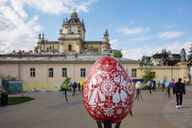 Lviv, Ukrayna - 3 Mayıs 2022: Paskalya yumurtası (pysanka) sergisi St. George Katedrali yakınlarındaki Lviv 'de