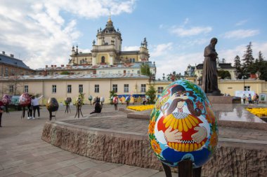 Lviv, Ukrayna - 3 Mayıs 2022: Paskalya yumurtası (pysanka) sergisi St. George Katedrali yakınlarındaki Lviv 'de