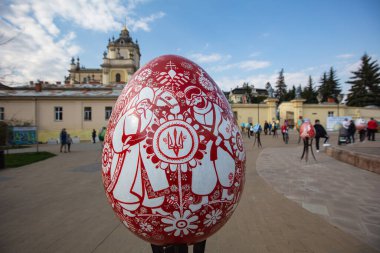 Lviv, Ukrayna - 3 Mayıs 2022: Paskalya yumurtası (pysanka) sergisi St. George Katedrali yakınlarındaki Lviv 'de