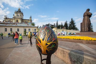 Lviv, Ukrayna - 3 Mayıs 2022: Paskalya yumurtası (pysanka) sergisi St. George Katedrali yakınlarındaki Lviv 'de