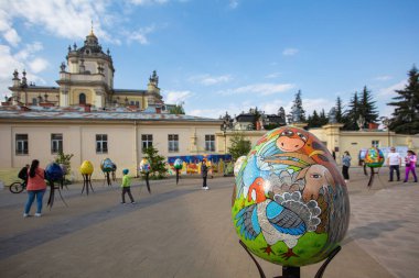 Lviv, Ukrayna - 3 Mayıs 2022: Paskalya yumurtası (pysanka) sergisi St. George Katedrali yakınlarındaki Lviv 'de