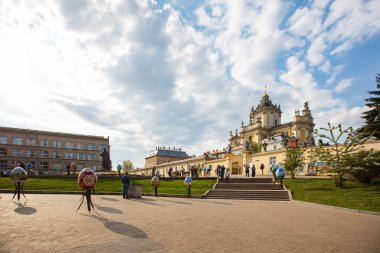 Lviv, Ukrayna - 3 Mayıs 2022: Paskalya yumurtası (pysanka) sergisi St. George Katedrali yakınlarındaki Lviv 'de