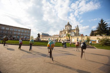 Lviv, Ukrayna - 3 Mayıs 2022: Paskalya yumurtası (pysanka) sergisi St. George Katedrali yakınlarındaki Lviv 'de
