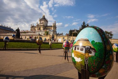 Lviv, Ukrayna - 3 Mayıs 2022: Paskalya yumurtası (pysanka) sergisi St. George Katedrali yakınlarındaki Lviv 'de