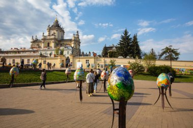 Lviv, Ukrayna - 3 Mayıs 2022: Paskalya yumurtası (pysanka) sergisi St. George Katedrali yakınlarındaki Lviv 'de