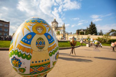 Lviv, Ukrayna - 3 Mayıs 2022: Paskalya yumurtası (pysanka) sergisi St. George Katedrali yakınlarındaki Lviv 'de