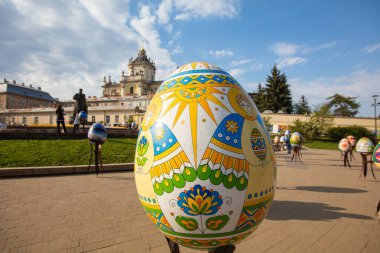 Lviv, Ukrayna - 3 Mayıs 2022: Paskalya yumurtası (pysanka) sergisi St. George Katedrali yakınlarındaki Lviv 'de
