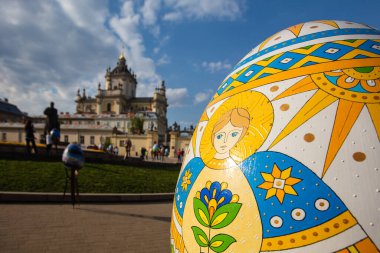 Lviv, Ukrayna - 3 Mayıs 2022: Paskalya yumurtası (pysanka) sergisi St. George Katedrali yakınlarındaki Lviv 'de