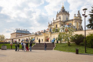 Lviv, Ukrayna - 3 Mayıs 2022: Paskalya yumurtası (pysanka) sergisi St. George Katedrali yakınlarındaki Lviv 'de