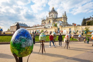 Lviv, Ukrayna - 3 Mayıs 2022: Paskalya yumurtası (pysanka) sergisi St. George Katedrali yakınlarındaki Lviv 'de