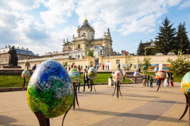 Lviv, Ukrayna - 3 Mayıs 2022: Paskalya yumurtası (pysanka) sergisi St. George Katedrali yakınlarındaki Lviv 'de